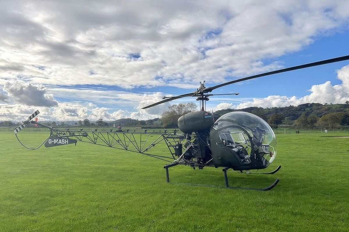 20 Minute Vintage Bell 47 Helicopter Flying Lesson