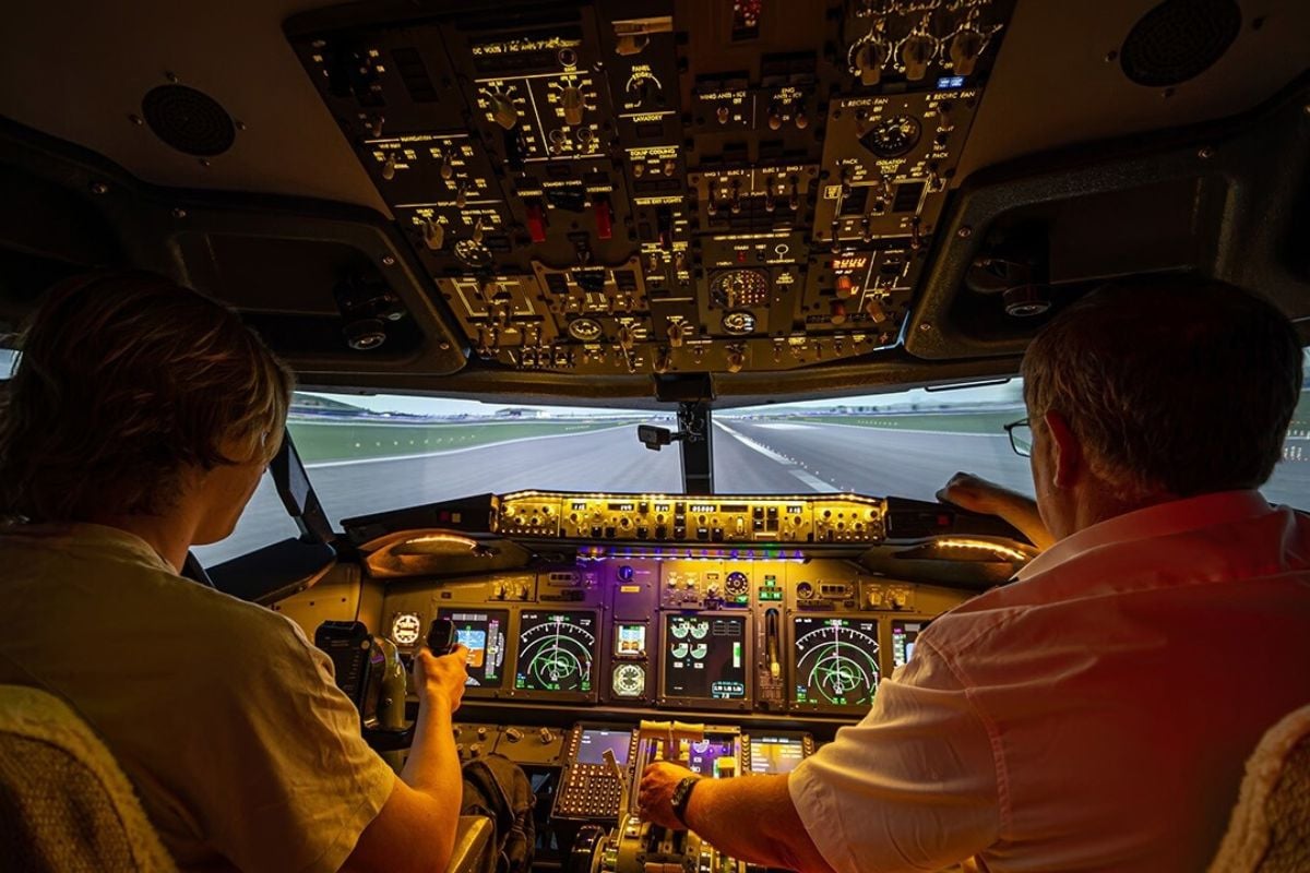 30 Minute 737 Flight Simulator Experience at Brighton Airport