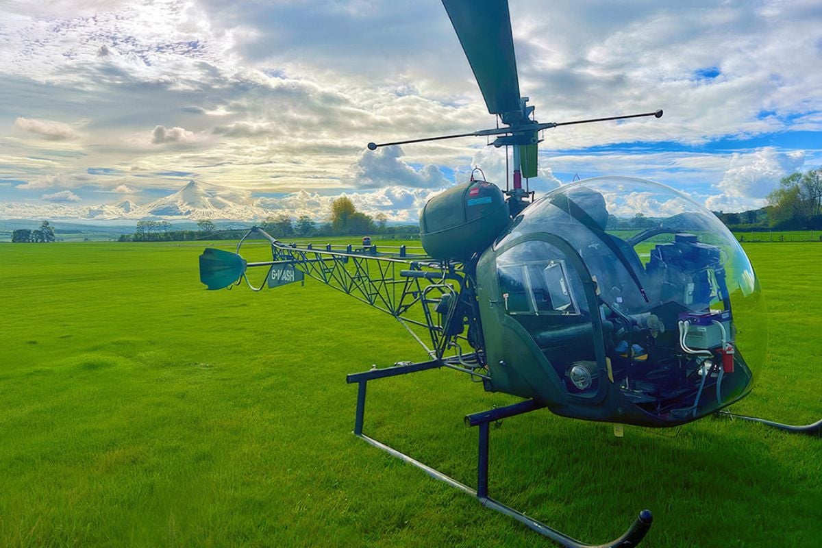 30 Minute Vintage Bell 47 Helicopter Lesson Welshpool