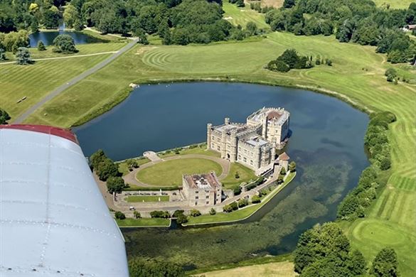 30 Minute Piper PA28 Flying Lesson - Surrey 