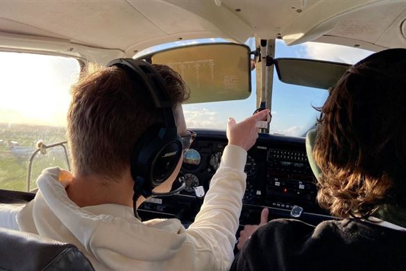 45 Minute Piper Flying Lesson From Cotswold Airport