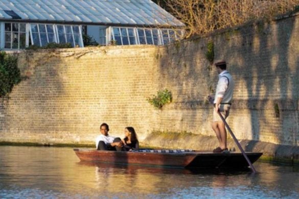 Exclusive Punting Tour for 12 People - Cambridge