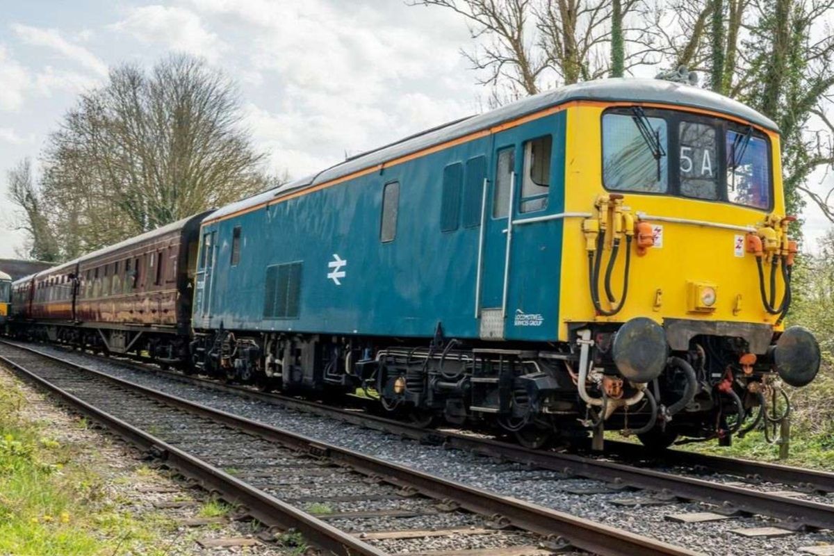 Gold Mainline Diesel Locomotive Train Driving Day