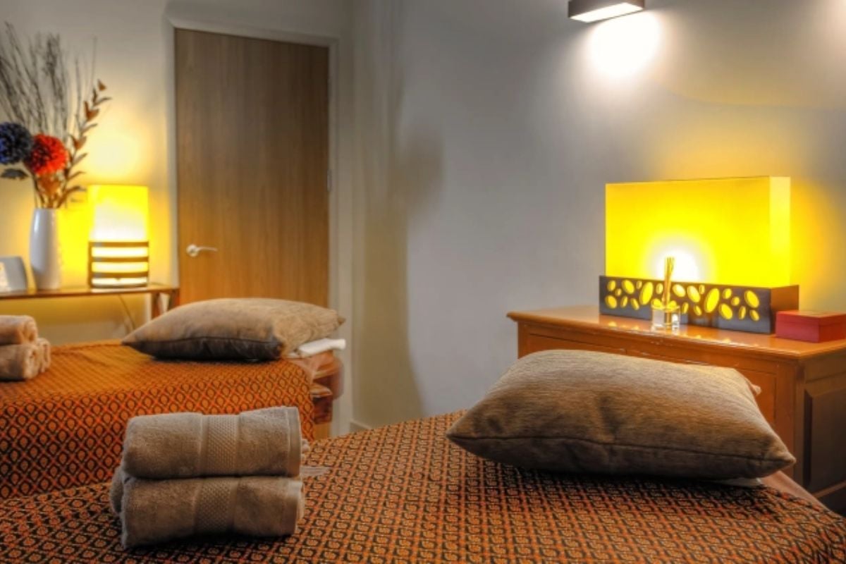 Hot Stone Massage (60 minute) in Brighton