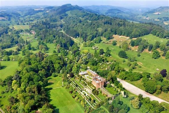 Helicopter Tour Of Berriew And Powis Castle - Wales