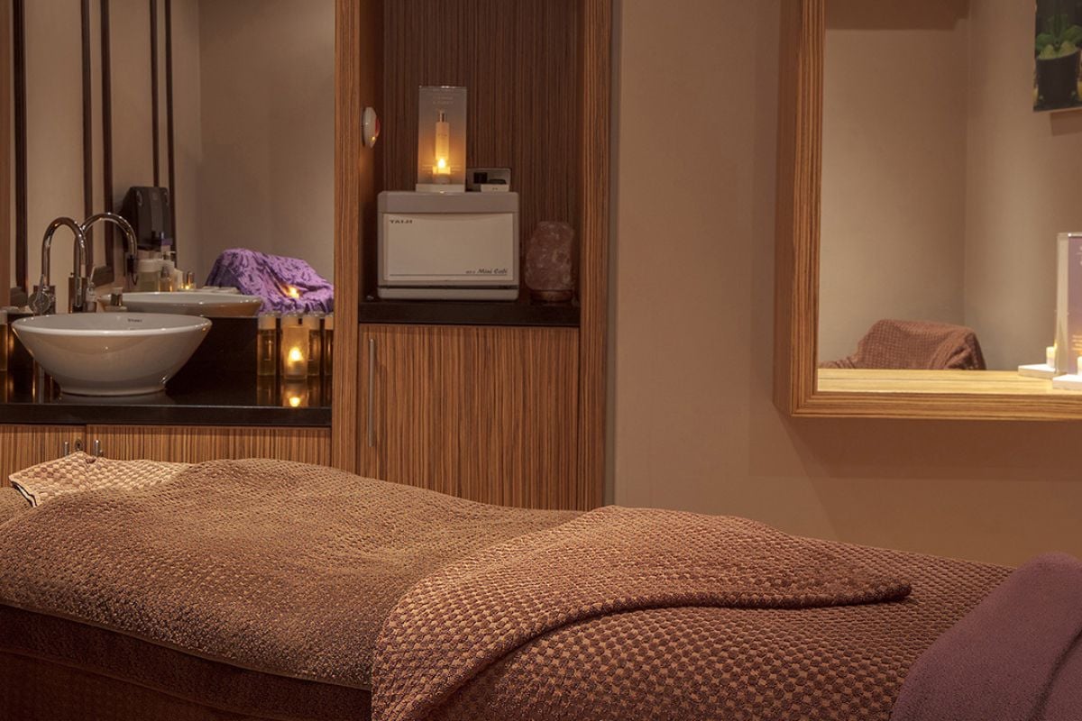 QHotels Weekend Spa Day with 50 Minute Treatment & Lunch (Choice 3)