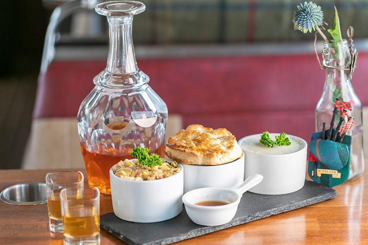 Red Bus Bistro: Whisky & Wine Tour for Two in Edinburgh