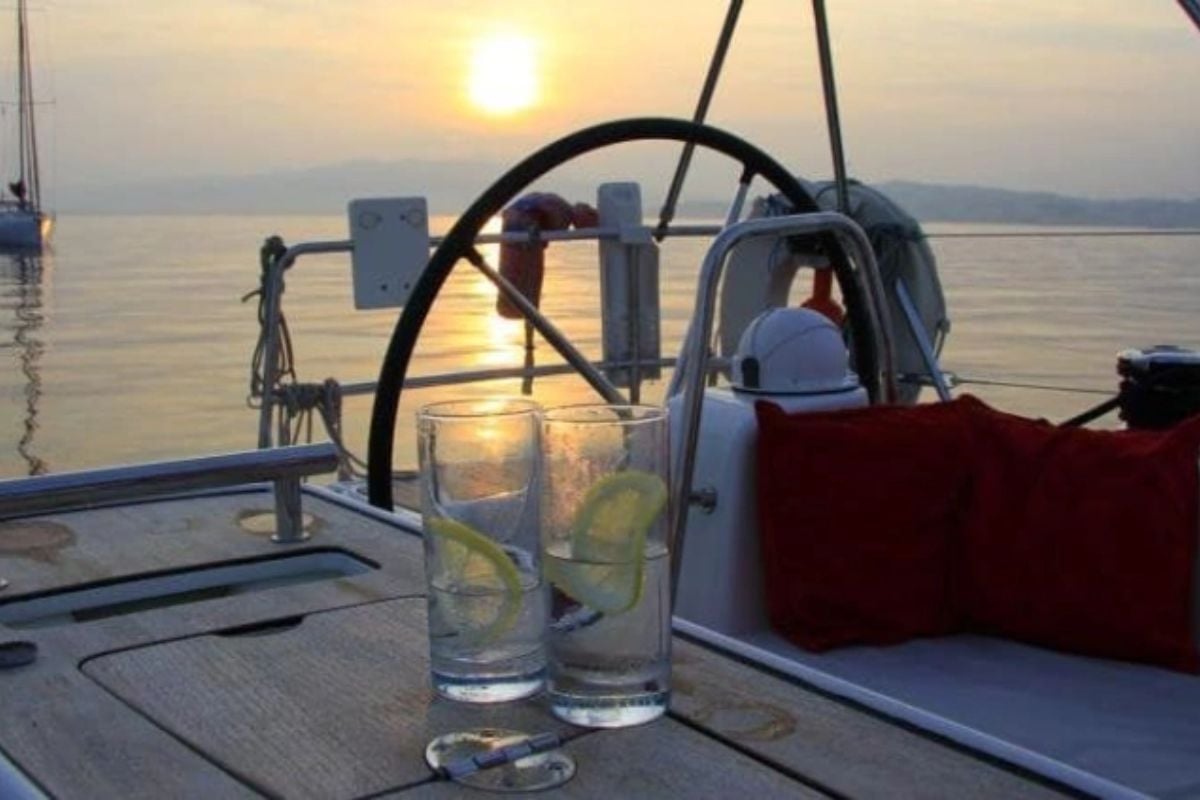 Solent Yacht Sailing Experience with Dinner in Lymington