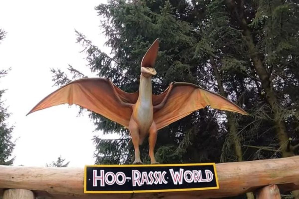 Tickets to Hoo Zoo & Dinosaur World (Family of Five Adults & Children)
