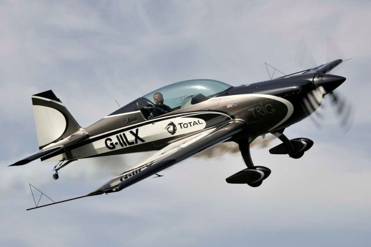 Ultimate Extra 330 40 Minute Aerobatics Experience