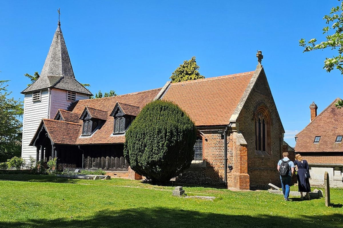 Vintage Bus and Steam Train Tour with Church Visit (Day Tour)