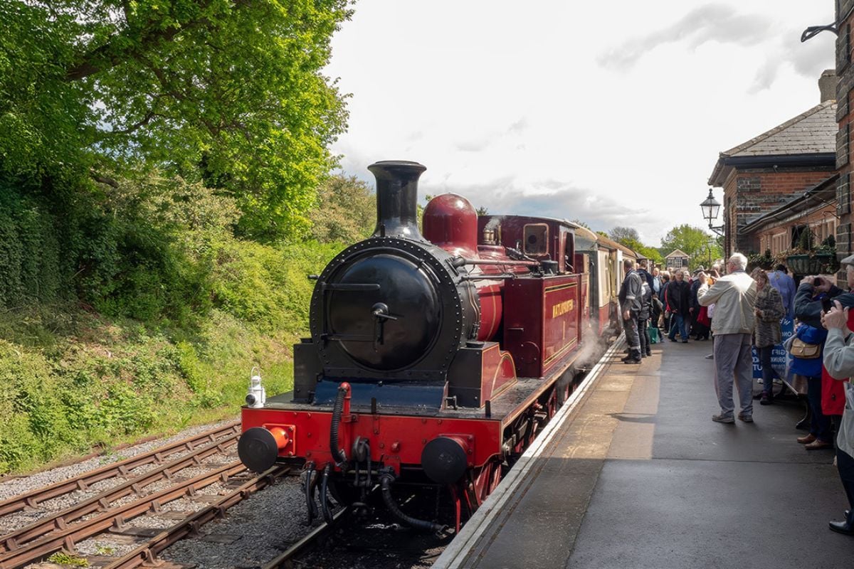 Vintage Bus and Steam Train Tour with Church Visit (Day Tour)
