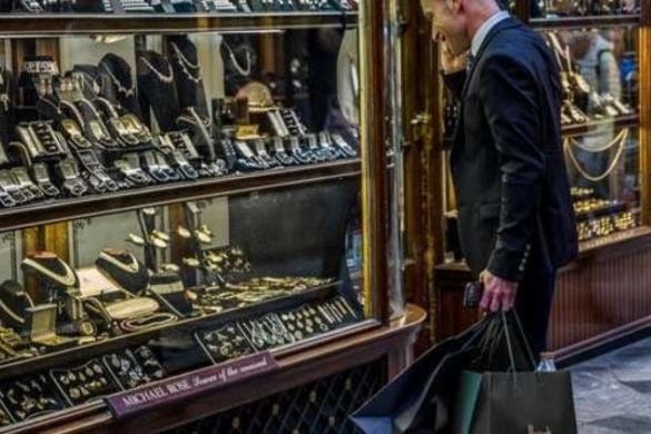 Private Tour of Mayfairs Fashion History